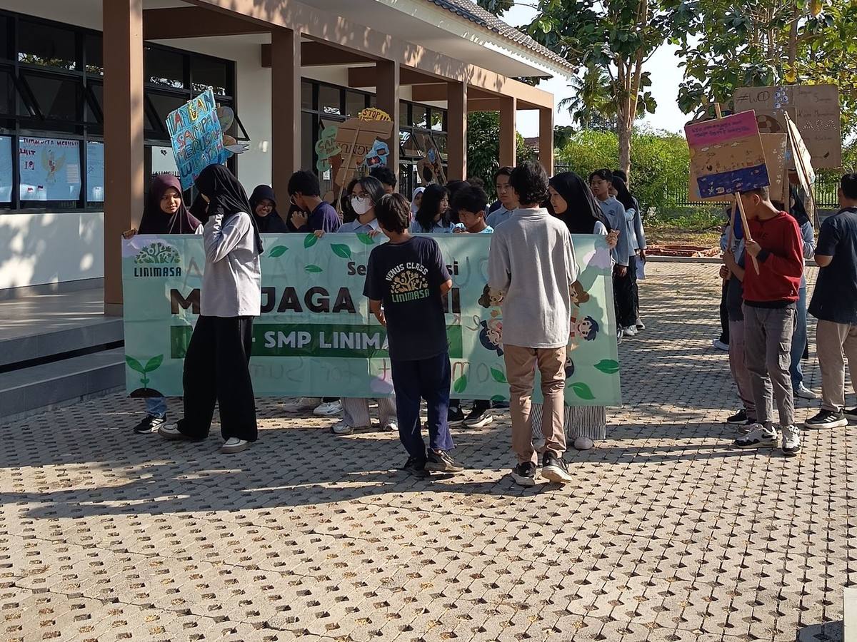 Aksi "Jaga Bumi" murid SMP: spanduk dan poster buatan sendiri.